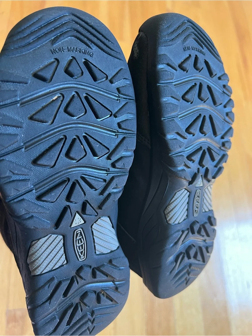KEEN Kids Black Winter Boots size 1 - Waterproof Boots, Non-Marking Sole